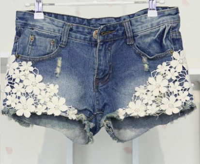 Shorts Jeans com Aplicação de Flores